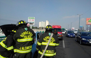 Sofocan Bomberos de Toluca incendio de automóvil en carriles centrales de Tollocan