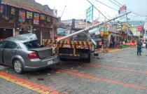 #Ocoyoacac: Camioneta materialista choca locales y vehículo en La Marquesa