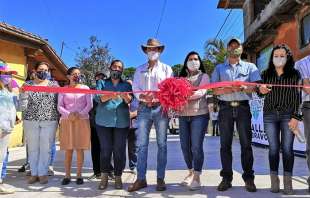 Las autoridades locales entregaron a la población de la colonia Valle Verde, la pavimentación de la calle El Limón.