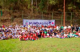 La unidad deportiva “Juan Dosal” fue el escenario ideal para este primer evento que reunió a padres de familia, docentes, alumnado y las autoridades municipales.