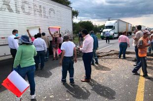 Caos víal por bloqueo en Circuito Exterior Mexiquense