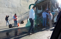Rescatan a pasajeros por ventanillas en choque de pipa con autobús en la Mexico-Toluca