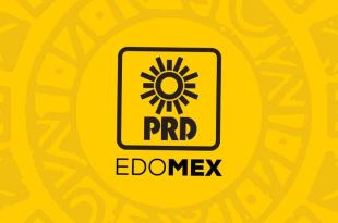 Agustín Barrera Soriano y Javier Rivera Escalona, líderes del PRD en el Estado de México, entregan documentación para inscribir candidaturas.