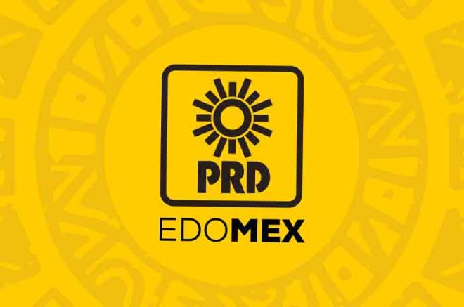 Agustín Barrera Soriano y Javier Rivera Escalona, líderes del PRD en el Estado de México, entregan documentación para inscribir candidaturas.