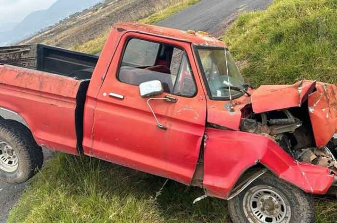 En el lugar, colocaron un cordón de seguridad y quedaron las unidades involucradas: una camioneta de color rojo, así como una cuatrimoto.