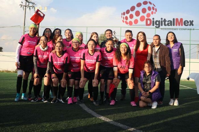 Al final del encuentro, el presidente municipal de Toluca, Juan Maccise Naime, entregó el trofeo a las campeonas y felicitó a cada una de las jugadoras.