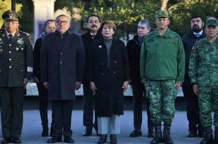 Elementos de seguridad izaron la bandera nacional en la Plaza Cívica.