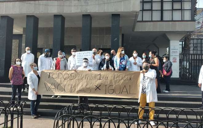 Los inconformes portaron cartulinas y marcharon por las calles del centro