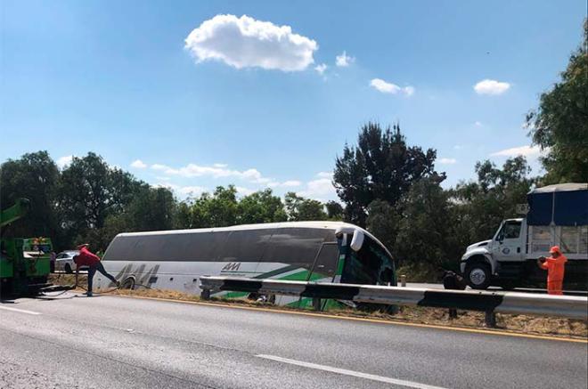 Se requirieron de dos grúas para sacar el vehículo de la cuneta