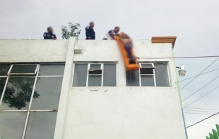 Rescatan a un hombre electrocutado en azotea en Toluca