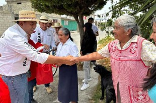 Braulio Álvarez durante su recorrido por calles de San Cristóbal Huichochitlan