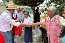 Braulio Álvarez durante su recorrido por calles de San Cristóbal Huichochitlan