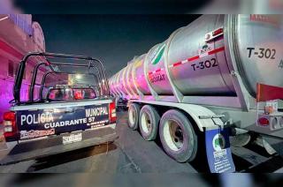 Se detectó a un grupo de trabajadores que se encontraban descargando el combustible.