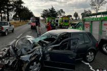 El conductor de un Volkswagen Golf, se estrelló en la parte posterior de un camión de volteo