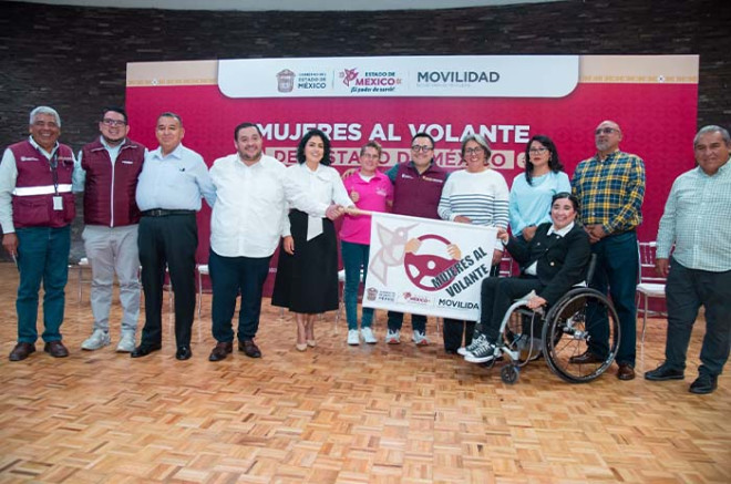 Daniel Sibaja González, Secretario de Movilidad con las egresadas del curso “Mujeres al Volante”.