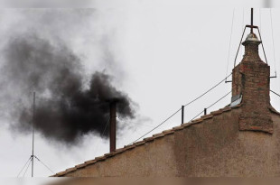 Como es tradición, el resultado fue comunicado mediante humo negro, generado con una mezcla de productos químicos que garantiza su color característico.