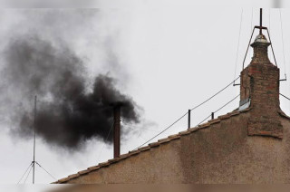 Como es tradición, el resultado fue comunicado mediante humo negro, generado con una mezcla de productos químicos que garantiza su color característico.