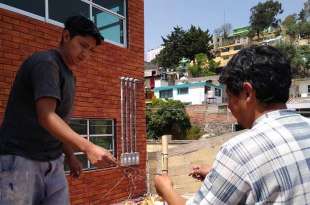 Este día los albañiles agradecen que el trabajo no falte 