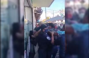 El momento fue captado en video, en cuyas imágenes se aprecia cómo unos elementos de seguridad lanzan golpes a civiles y viceversa.