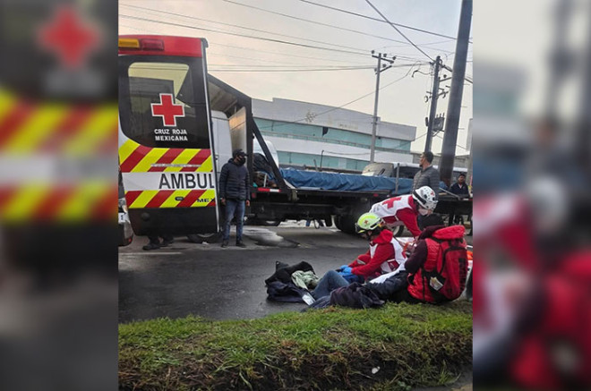 De acuerdo con testigos, el motociclista fue embestido por un automóvil particular, lo que provocó un bloqueo parcial en la circulación vial durante varios minutos.