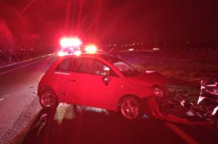 Los paramédicos encontraron un vehículo rojo Fiat con severos daños.