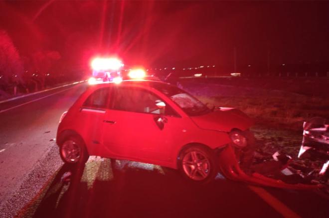 Los paramédicos encontraron un vehículo rojo Fiat con severos daños.