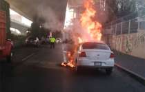 El automóvil se incendió por una presunta falla mecánica