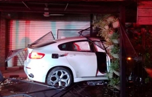 Automovilista choca contra casa y tira pared en Metepec