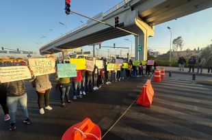 Inconformes se apostaron a la altura del Puente de Fierro, donde está la intersección con la Avenida Primero de Mayo.