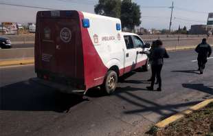 Al llegar los paramédicos de Cocotitlán confirmaron que el adulto ya no contaba con signos vitales, mientras que al joven lo trasladaron en una ambulancia