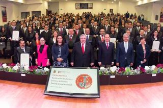 La ceremonia se llevó a cabo en el Aula Magna "Mgdo. Lic. Gustavo A. Barrera Graf" de la Escuela Judicial.