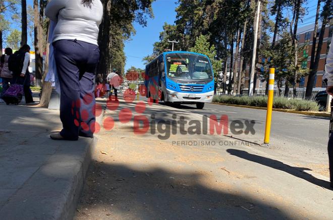 Familiares de dichos pacientes colocaron cartulinas en contra del paso ciclista