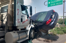 Servicios de emergencia atienden el accidente y recomiendan tomar rutas alternas.