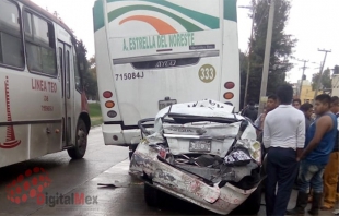 Colapsan dos camiones contra taxi en Tollocan; tres lesionados