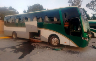 Destrozan normalistas autobuses en Tenango; robaron otros 60