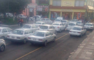 Bloquean centro de Tianguistenco docenas de taxis; exigen echar fuera &quot;piratas&quot;