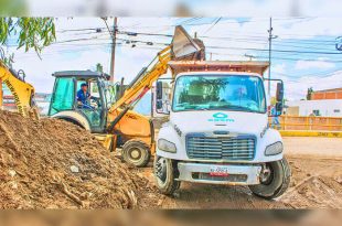 Brigadas de la CAEM realizaron labores de limpieza y retiro de lodo en calles de Metepec tras los escurrimientos del Río Arenal provocados por las lluvias.