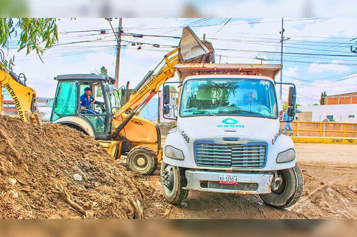 Brigadas de la CAEM realizaron labores de limpieza y retiro de lodo en calles de Metepec tras los escurrimientos del Río Arenal provocados por las lluvias.
