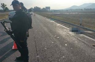 Paramédicos arribaron tras el reporte de un hombre tirado a la orilla de la autopista.