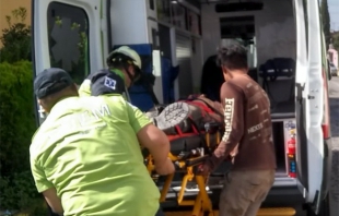 Se electrocuta albañil en Toluca; lo trasladan de emergencia