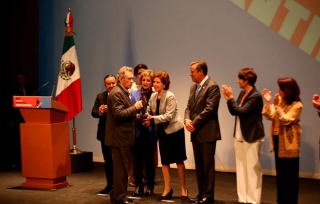 Enrique Bátiz Campbell, director general de la OSEM recibe la Presea Cervantina