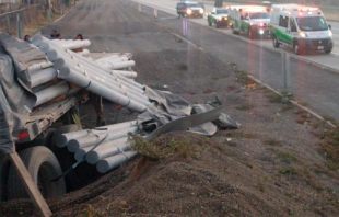 Muere aplastado chofer de tráiler por los tubos que transportaba en #Ixtapaluca