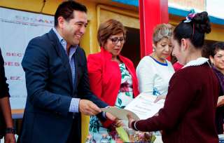 “Todos los que tengan sus hijos en nivel primaria, secundaria, puedan pasar&quot;, estamos recibiendo la documentación ahorita. Indicó el alcalde