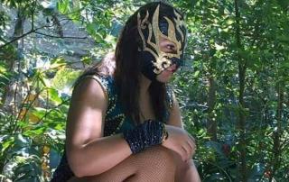 El público se puede imaginar un bello rostro bajo la máscara que usa solo para presentarse ante los aficionados, ella es una de las hijas del legendario luchador Sangre Chicana