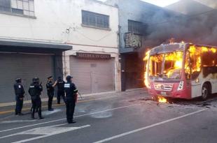 #Video: ¡Precaución! Queman autobús en pleno centro de Toluca