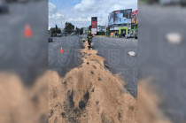 Personal de emergencia realiza labores de limpieza tras el derrame de diésel en Paseo Tollocan