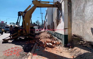 Cae barda encima de dos trabajadores en Toluca