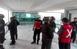 Desalojan edificio gubernamental en Naucalpan por amenaza de bomba