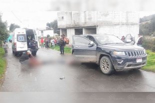 Una camioneta Jeep Cherokee negra quedó en el lugar del enfrentamiento armado en San José del Rincón, donde dos hombres murieron y uno más resultó gravemente herido.