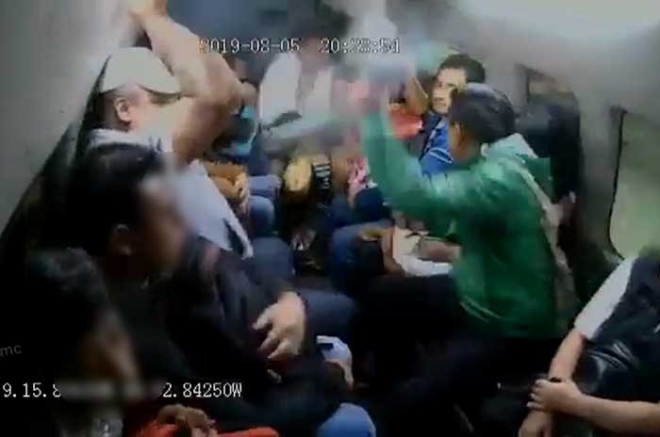 #Video: Momento justo de asalto a transporte; niña llora aterrorizada